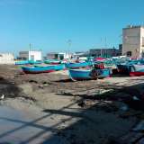 Su una piccola spiaggia di ciottoli, sabbia e posidonia sono ormeggiati numerosi e colorati �gozzi�, principalmente rossi e blu